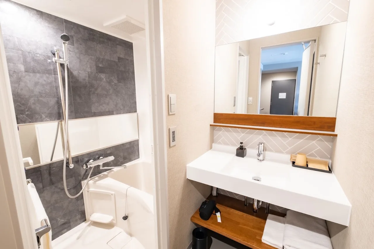 앤드 호텔 하카타 욕실 샤워부스 세면대 분리 | &HOTEL HAKATA bathroom